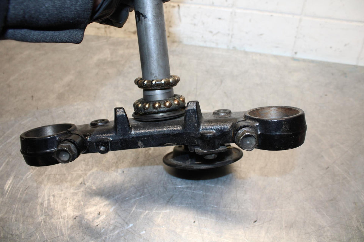 2000 Honda CBR600F4 FRONT FORKS CLAMP LOWER TRIPLE TREE STEM 53219-MBW-000 BB552