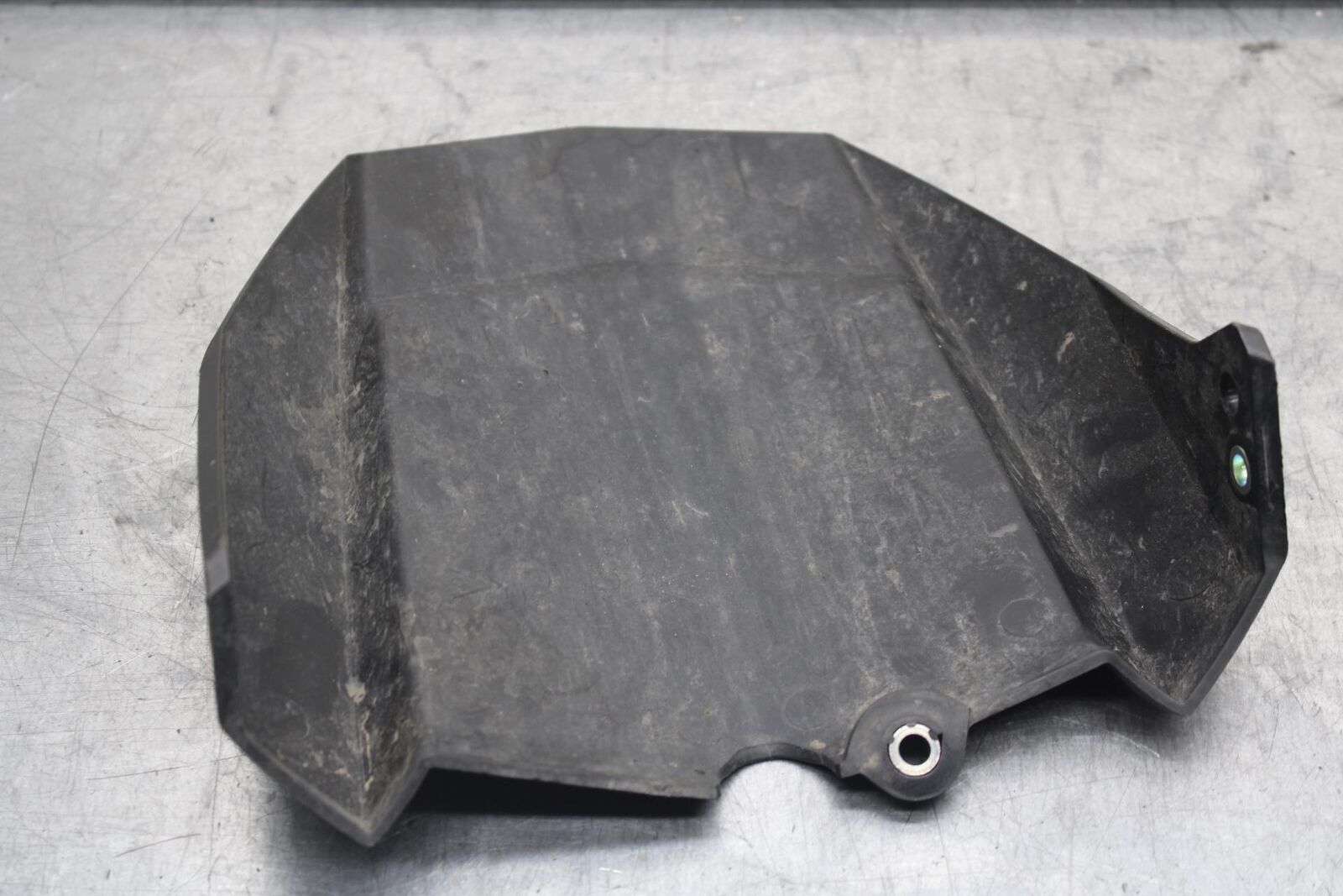 2014 Yamaha FZ09 REAR BACK WHEEL TIRE HUGGER FENDER 1RC-21650-00-00 BB81