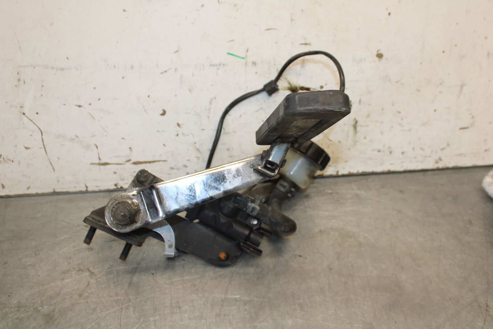 05-06 YAMAHA ROAD STAR XV1700A REAR BACK BRAKE MASTER CYLINDER W RESERVOIR BB703