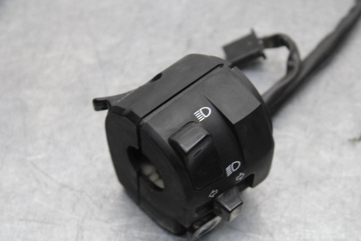 19-22 KAWASAKI Z400 LEFT CLIP ON HANDLE HORN SIGNALS SWITCH  BB586