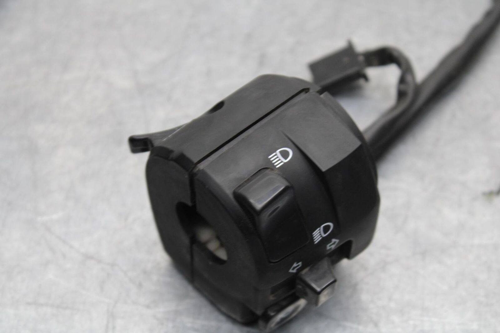 19-22 KAWASAKI Z400 LEFT CLIP ON HANDLE HORN SIGNALS SWITCH  BB586