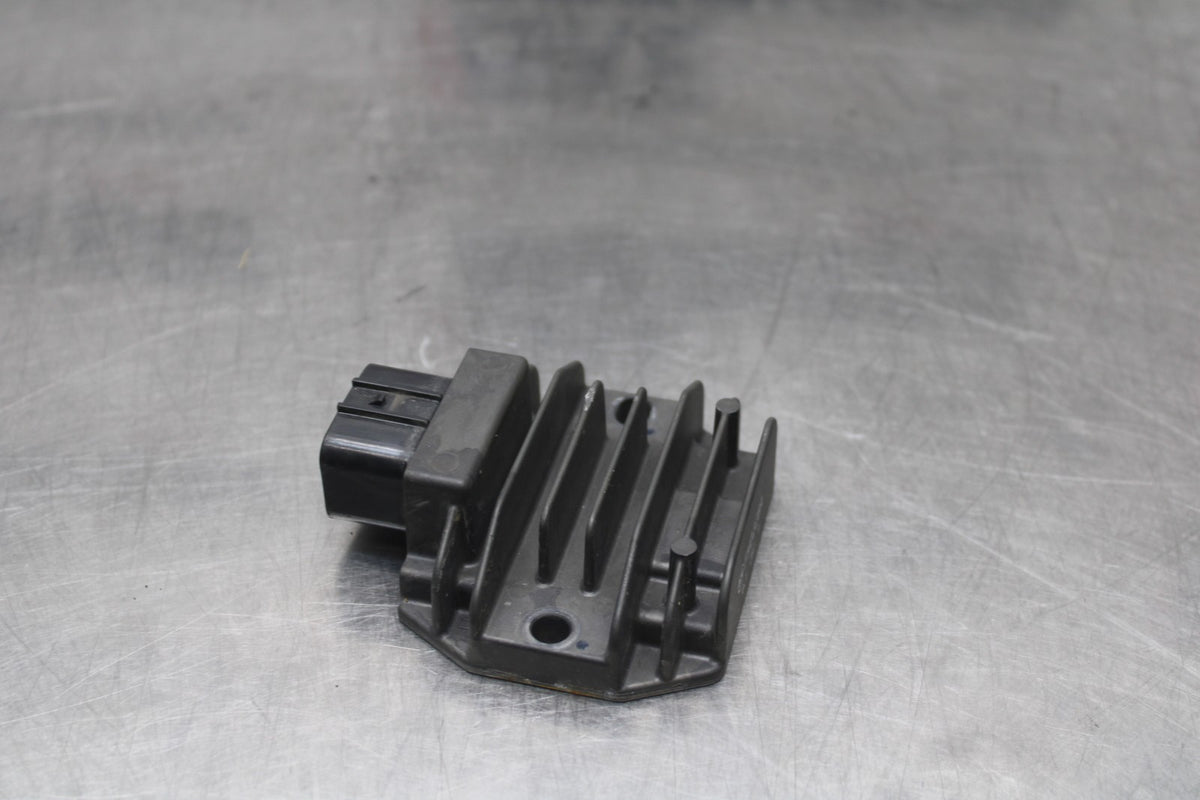 18 YAMAHA YZF R1  RECTIFIER VOLTAGE REGULATOR BB838