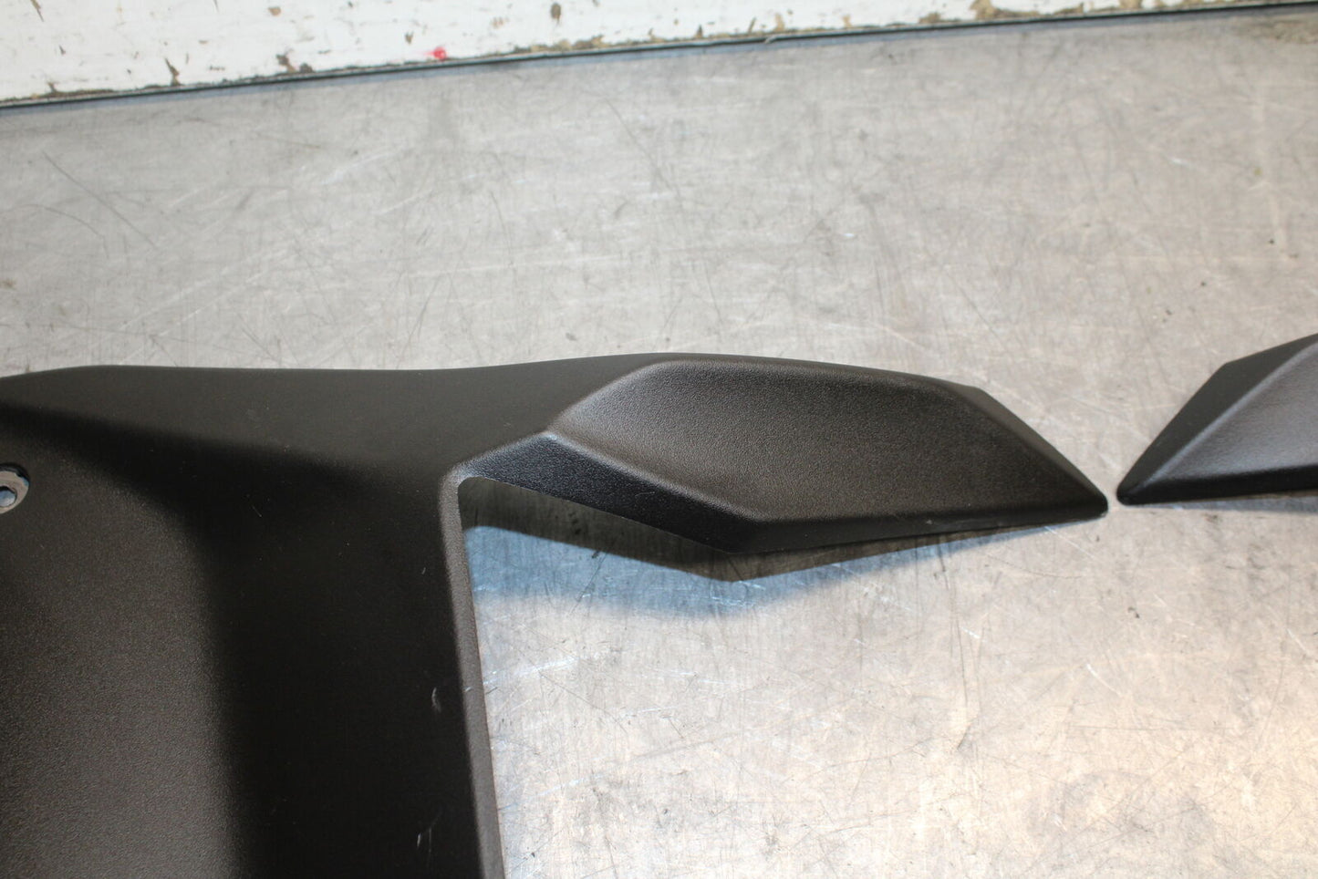 18-24 KAWASAKI NINJA 650 LEFT & RIGHT MID UPPER SIDE FAIRING COWL PLASTIC BB725