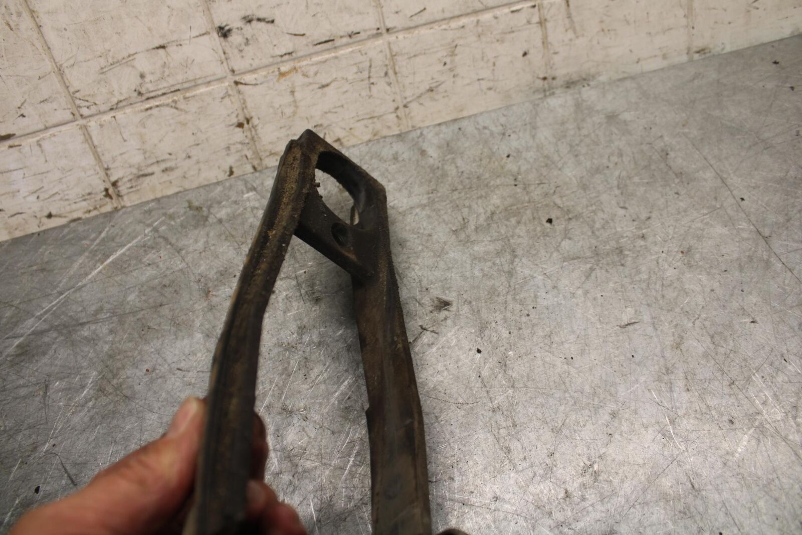 2007 Suzuki GSXR600 SWINGARM CHAIN BUFFER SLIDER GUIDE 61273-01H00 BB540