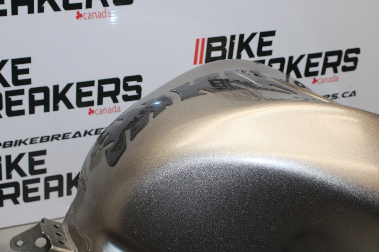 04-05 KAWASAKI NINJA ZX10R GAS TANK FUEL CELL PETROL RESERVOIR BB163