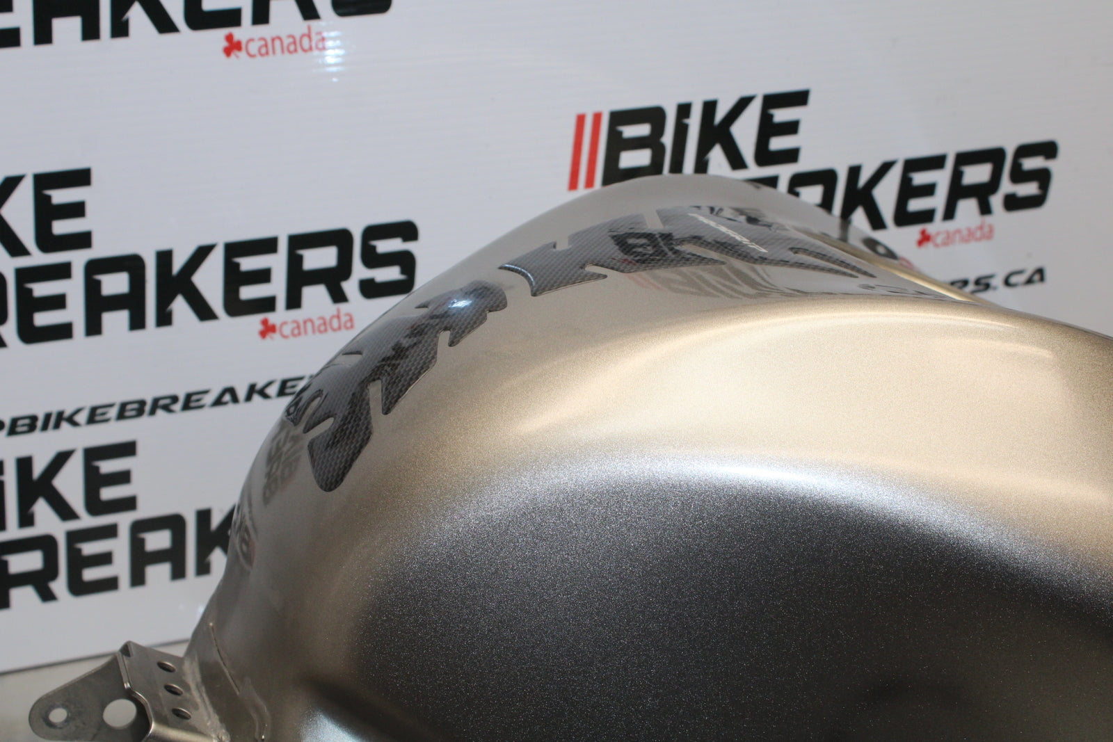 04-05 KAWASAKI NINJA ZX10R GAS TANK FUEL CELL PETROL RESERVOIR BB163