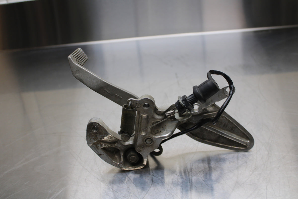 96 YAMAHA YZF750R RIGHT REARSET REAR SET DRIVER FOOT PEG REST STOP BB137