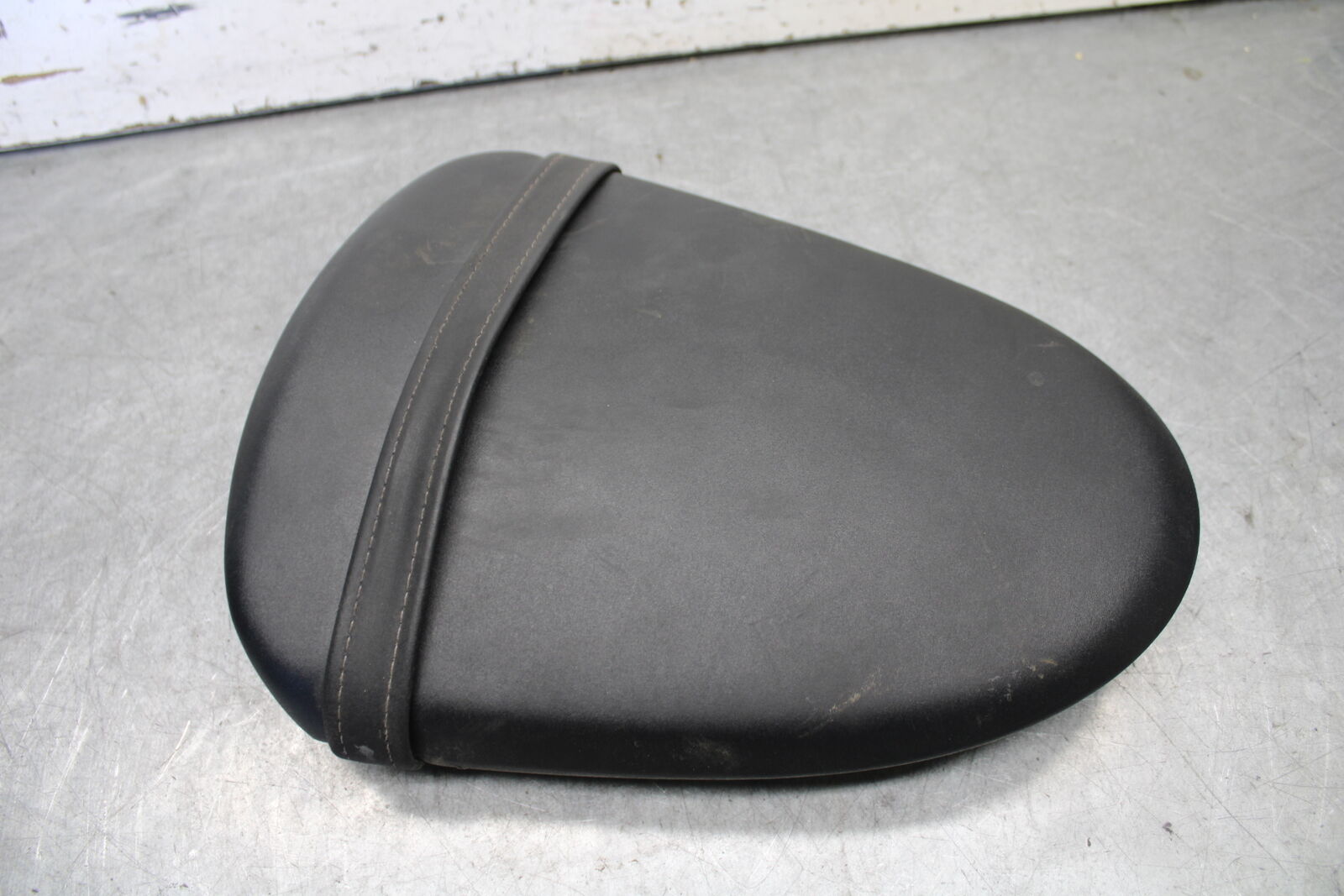 05-06 SUZUKI GSXR1000 REAR BACK PASSENGER TANDEM SEAT PAD SADDLE PILLION BB663