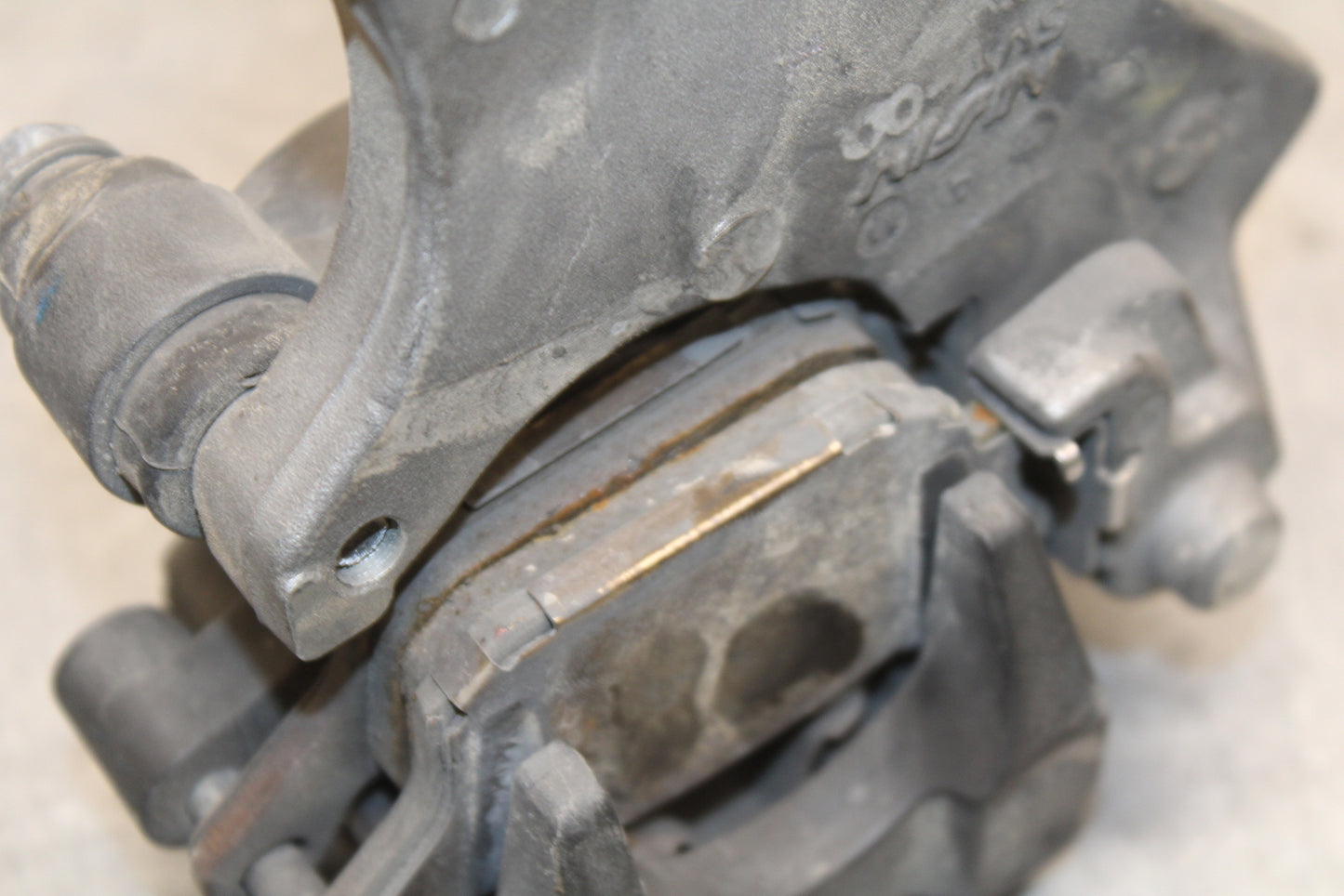 07-08 YAMAHA YZF R1 REAR BACK BRAKE CALIPER W MOUNT BRACKET BB724