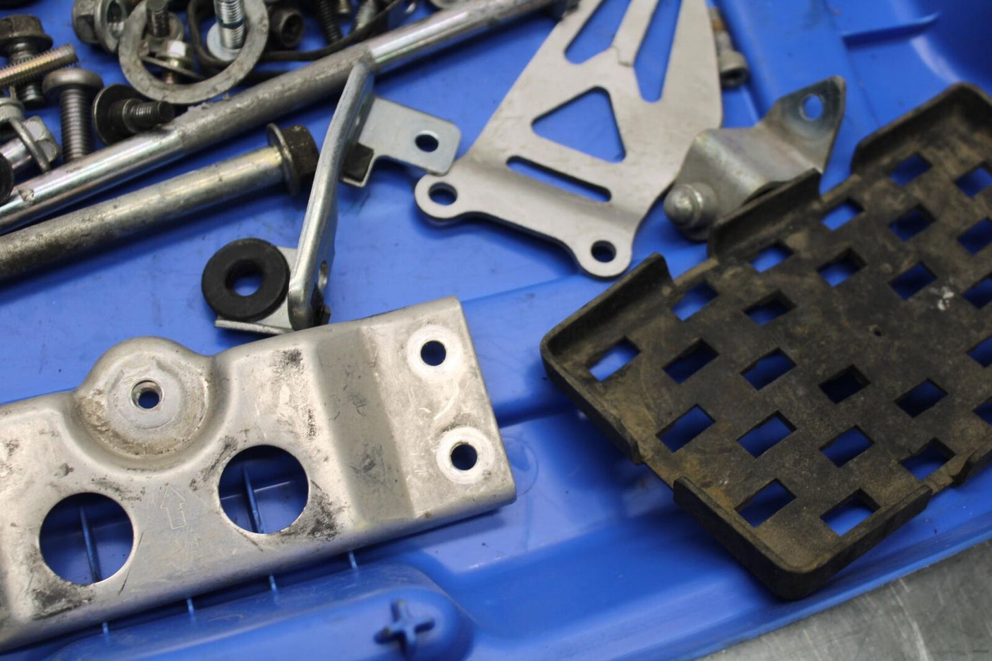 2011 Suzuki GSXR600 MISCELLANEOUS MOUNTING BOLTS HARDWARE MOTOR  BB94