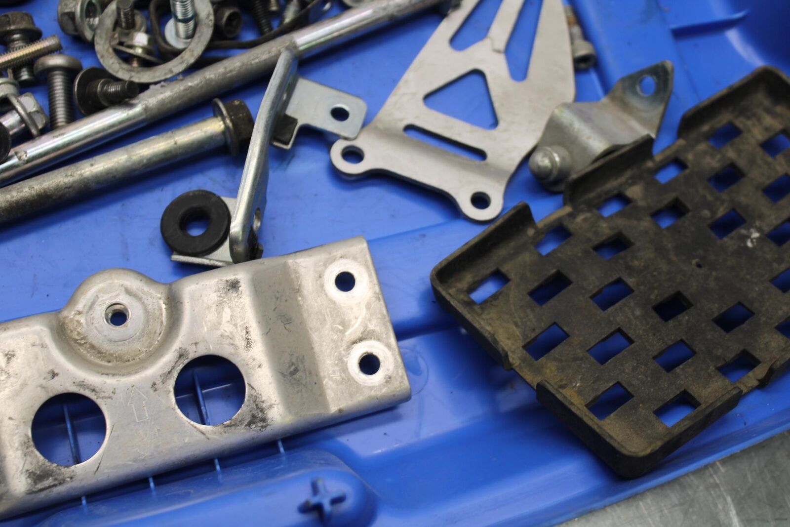 2011 Suzuki GSXR600 MISCELLANEOUS MOUNTING BOLTS HARDWARE MOTOR  BB94