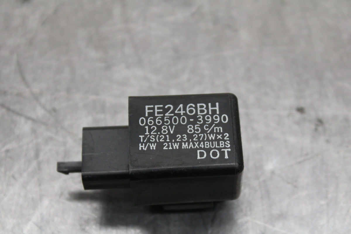 03-05 YAMAHA YZF R6  TURN SIGNAL BLINKER RELAY FLASHER SWITCH BB132