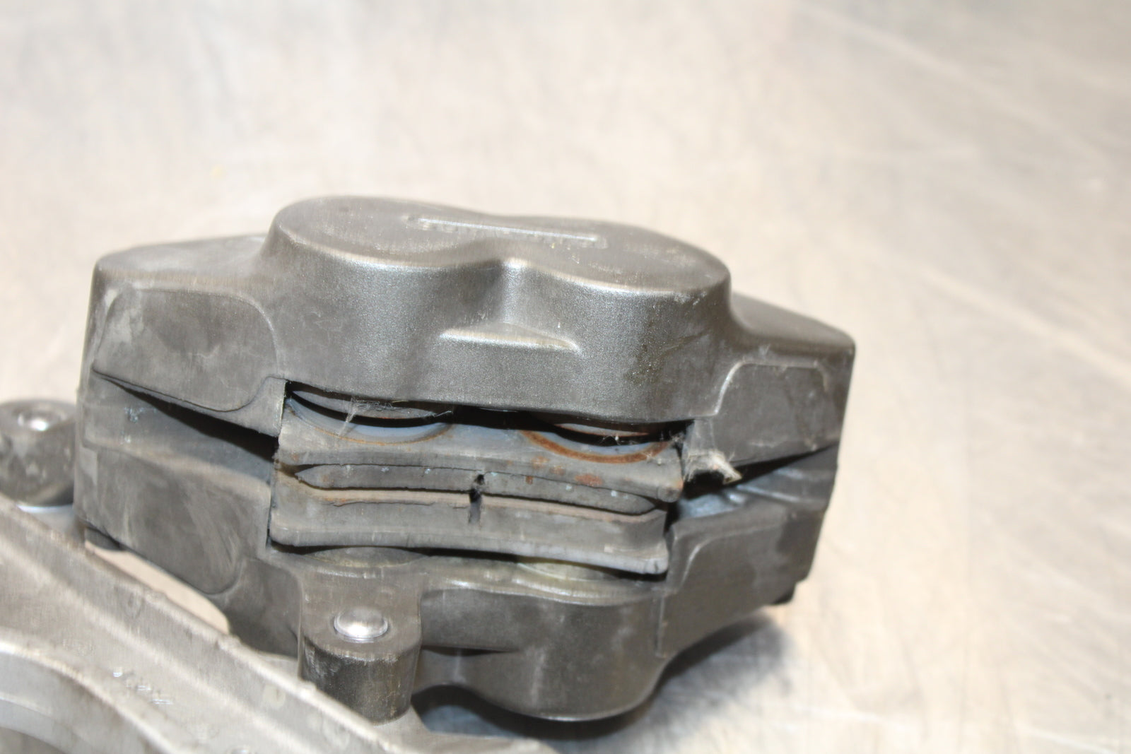 09 YAMAHA ROYAL STAR XVZ1300TF VENTURE REAR BRAKE CALIPER W MOUNT BRACKET BB151