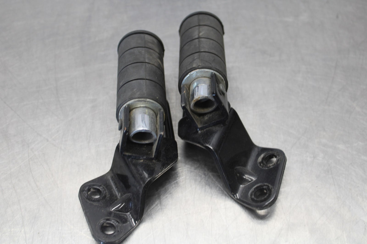 07 SUZUKI BOULEVARD M50 REAR PASSENGER FOOT STEP PEG SET BB897