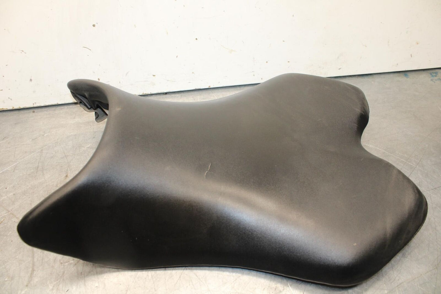 2007 Yamaha YZF R1 FRONT DRIVERS SEAT PAD SADDLE PILLION 4C8-24710-00-00 BB483
