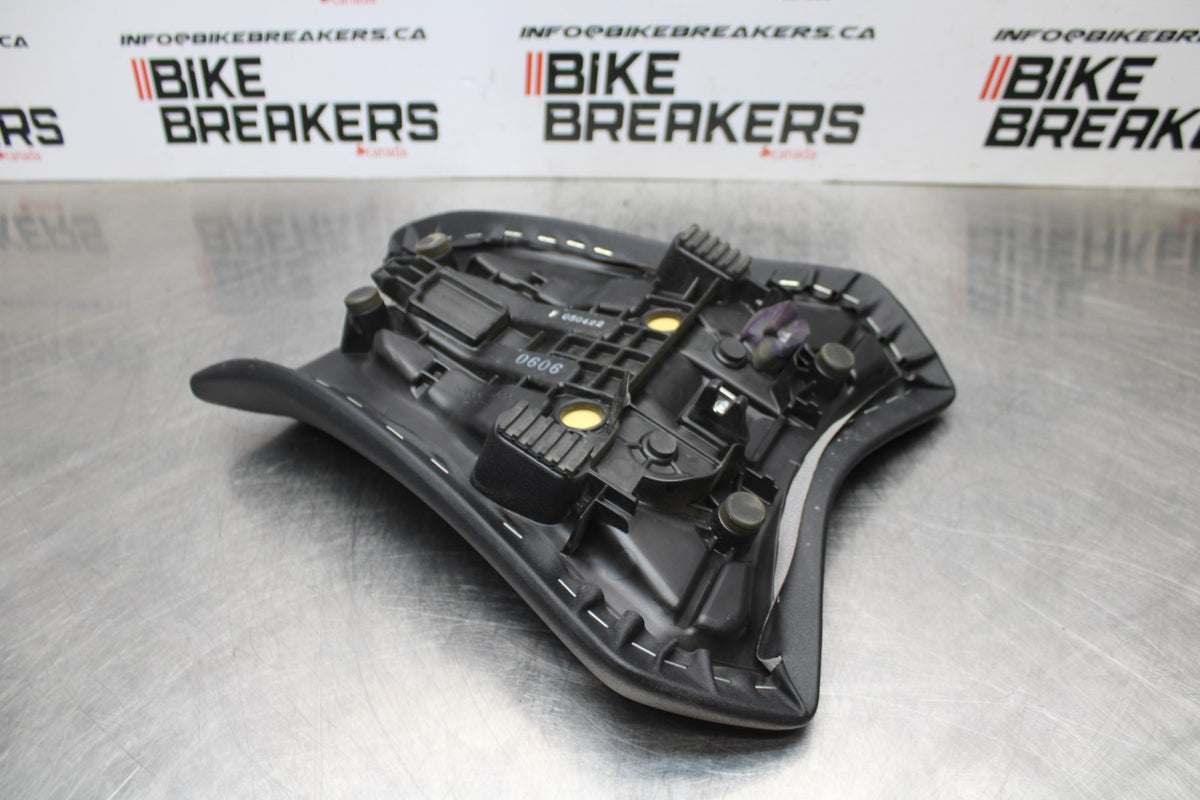 21-23 KAWASAKI NINJA ZX6R FRONT DRIVERS SEAT PAD SADDLE PILLION BB179