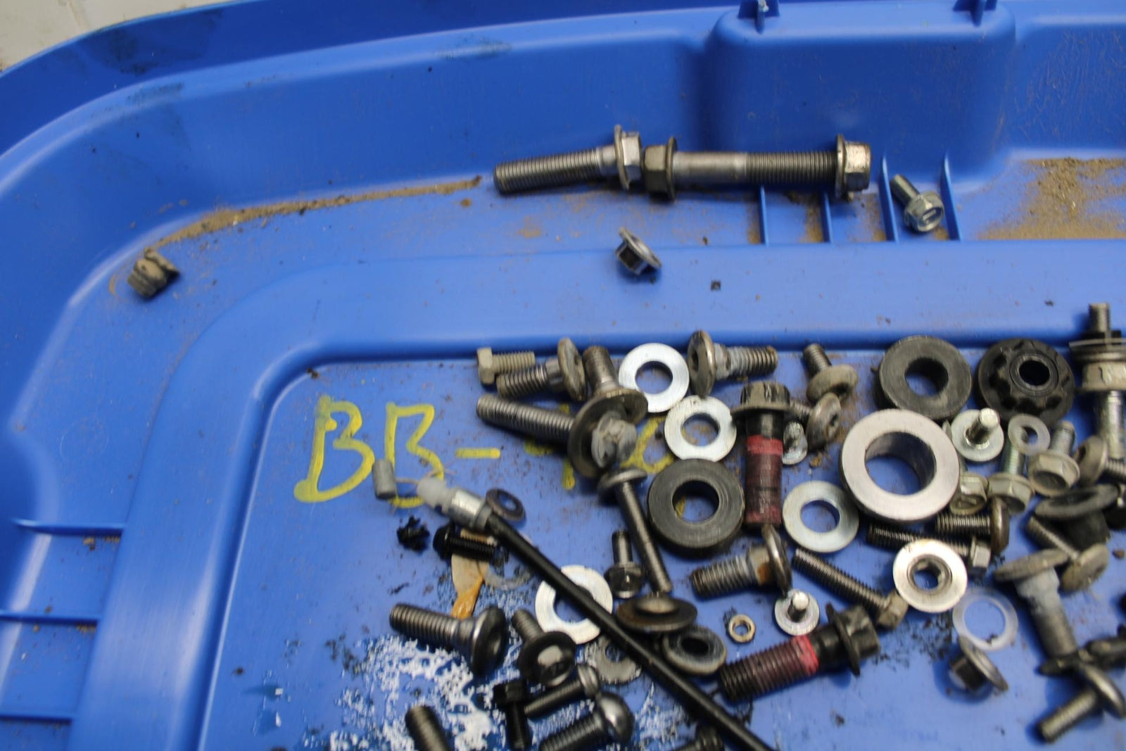 18 KAWASAKI Z 400 LEFTOVER  MOUNTING BOLTS HARDWARE MOTOR SCREWS BB469