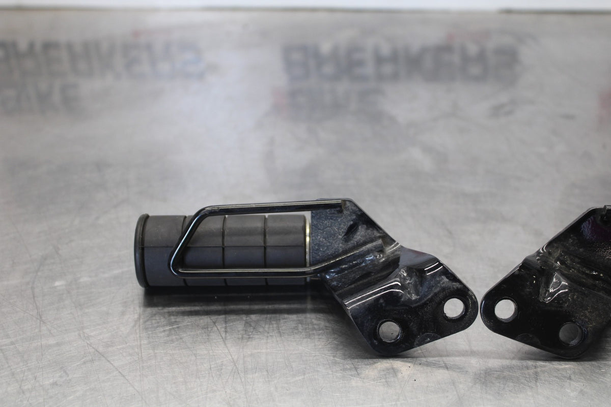 07 SUZUKI BOULEVARD M50 REAR PASSENGER FOOT STEP PEG SET BB897