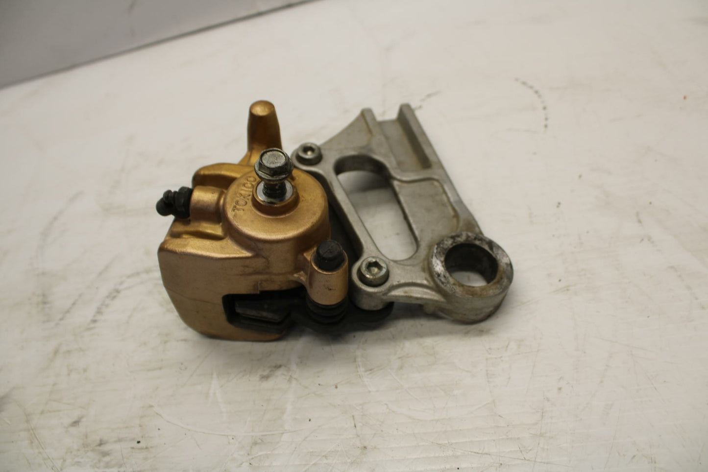 03 KAWASAKI NINJA ZX6RR ZX600K REAR BACK BRAKE CALIPER W MOUNT BRACKET BB264