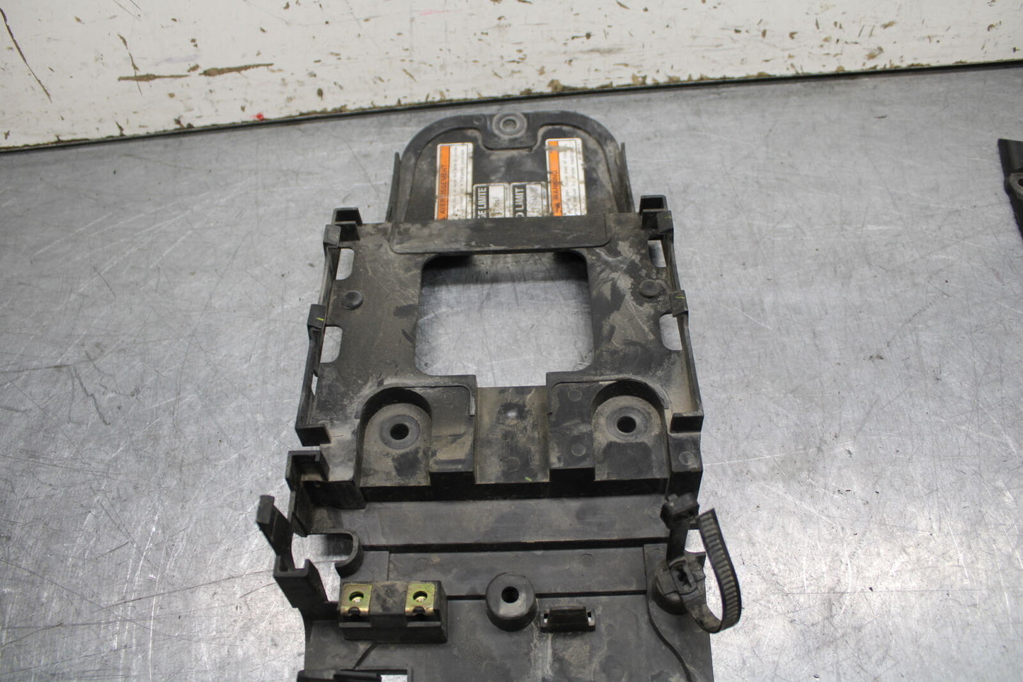 06 YAMAHA YZF R6 REAR BACK TAIL UNDERTAIL BATTERY TRAY PLASTIC BB716