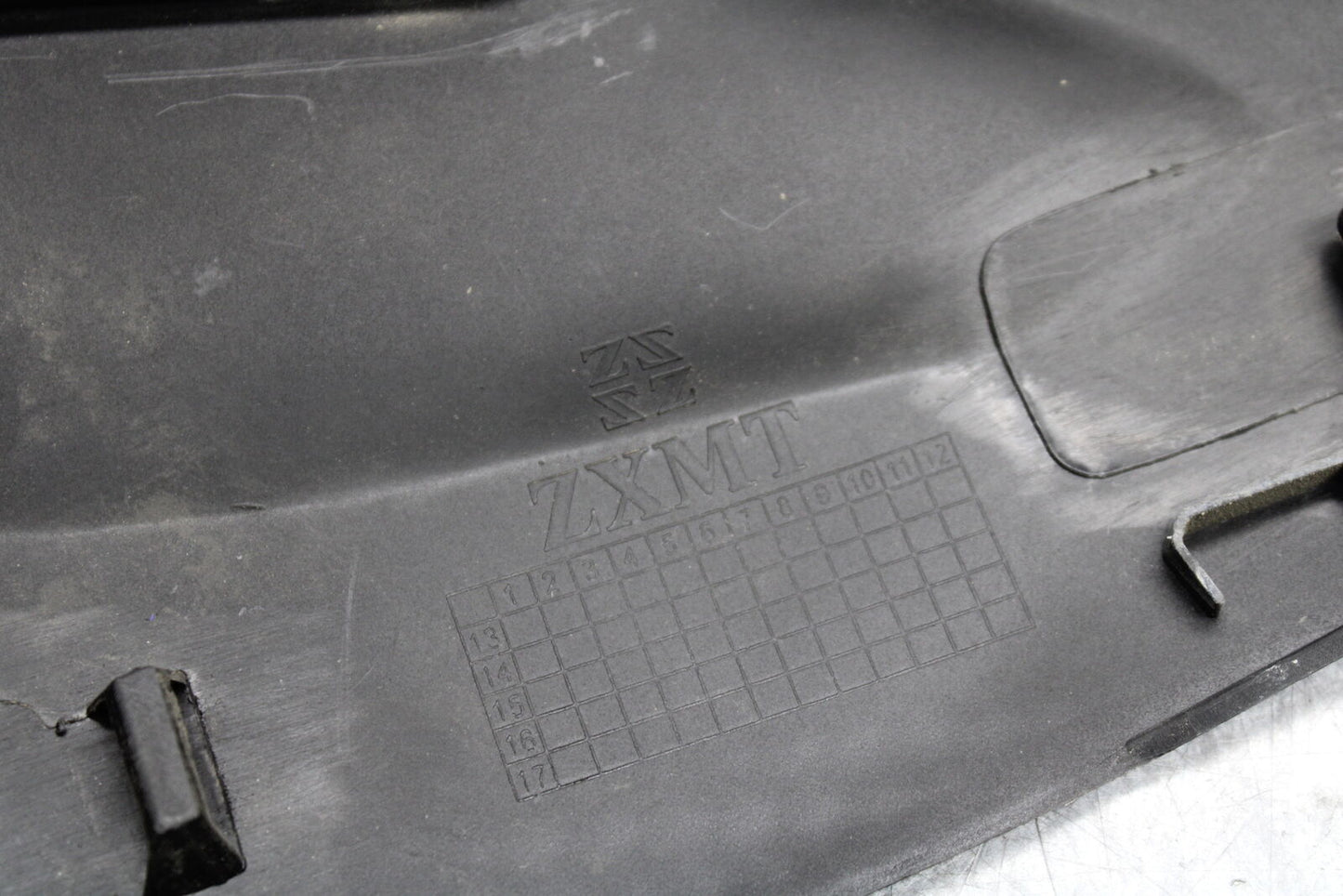 06-07 YAMAHA YZF R6 RIGHT LEFT GAS FUEL TANK PANELS COVERS TRIM SET COWLS  BB742