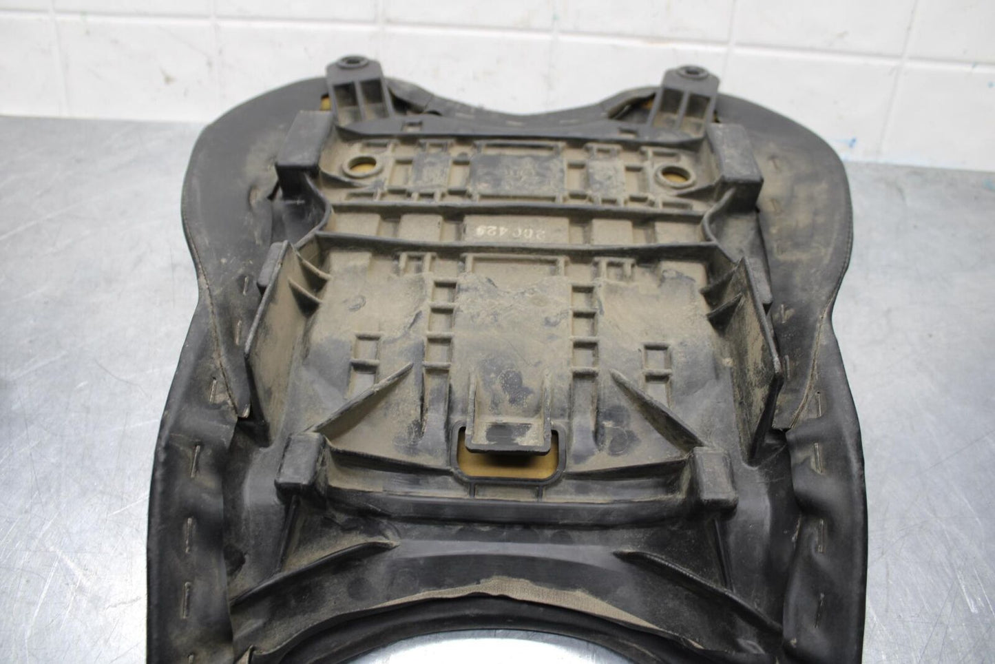 2007 Yamaha YZF R6 FRONT DRIVERS SEAT PAD SADDLE PILLION 2C0-24710-00-00 BB590