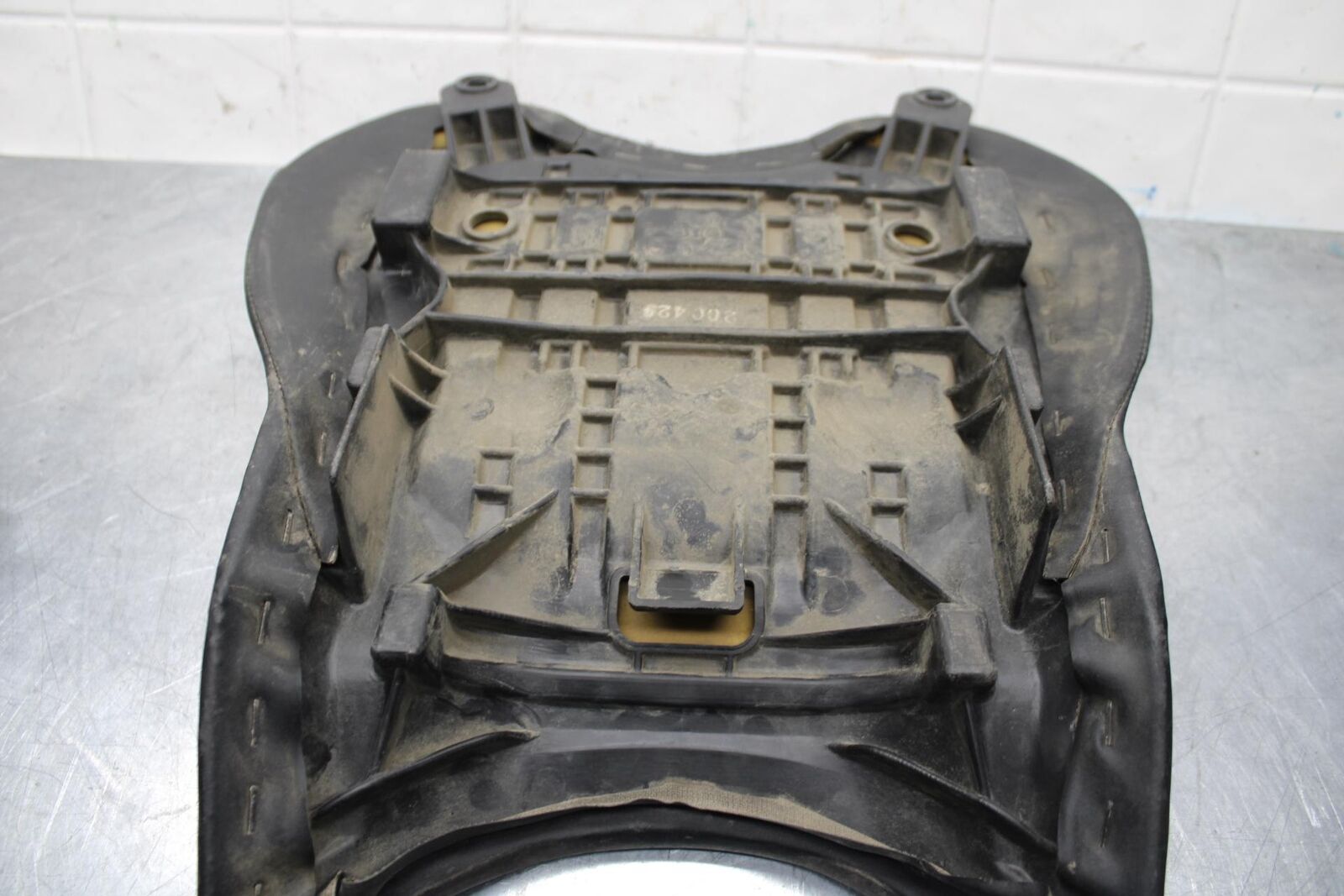 2007 Yamaha YZF R6 FRONT DRIVERS SEAT PAD SADDLE PILLION 2C0-24710-00-00 BB590