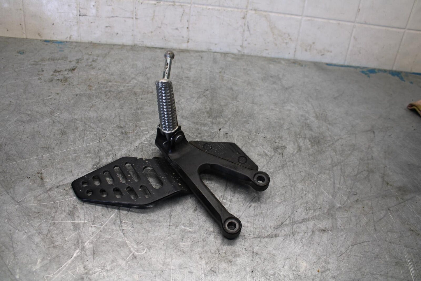 08-16 YAMAHA YZF R6 LEFT REARSET REAR SET DRIVER FOOT PEG REST STOP BB431