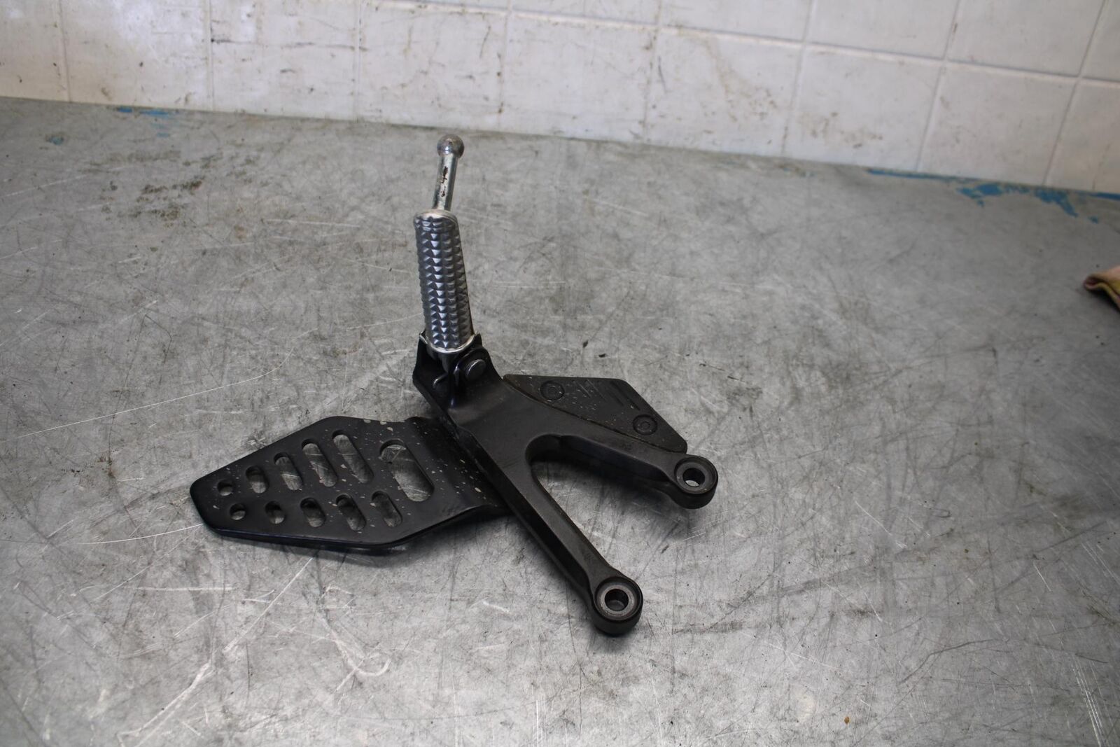 08-16 YAMAHA YZF R6 LEFT REARSET REAR SET DRIVER FOOT PEG REST STOP BB431