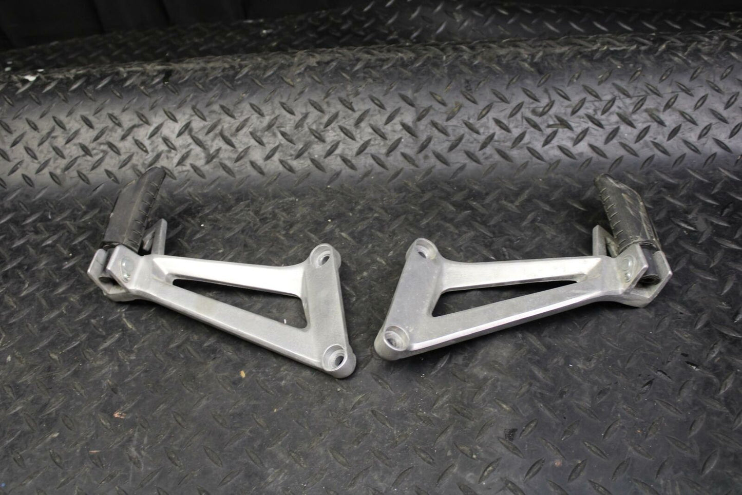 08 HONDA CBR125R REAR BACK PASSENGER PEG SET PAIR BB180