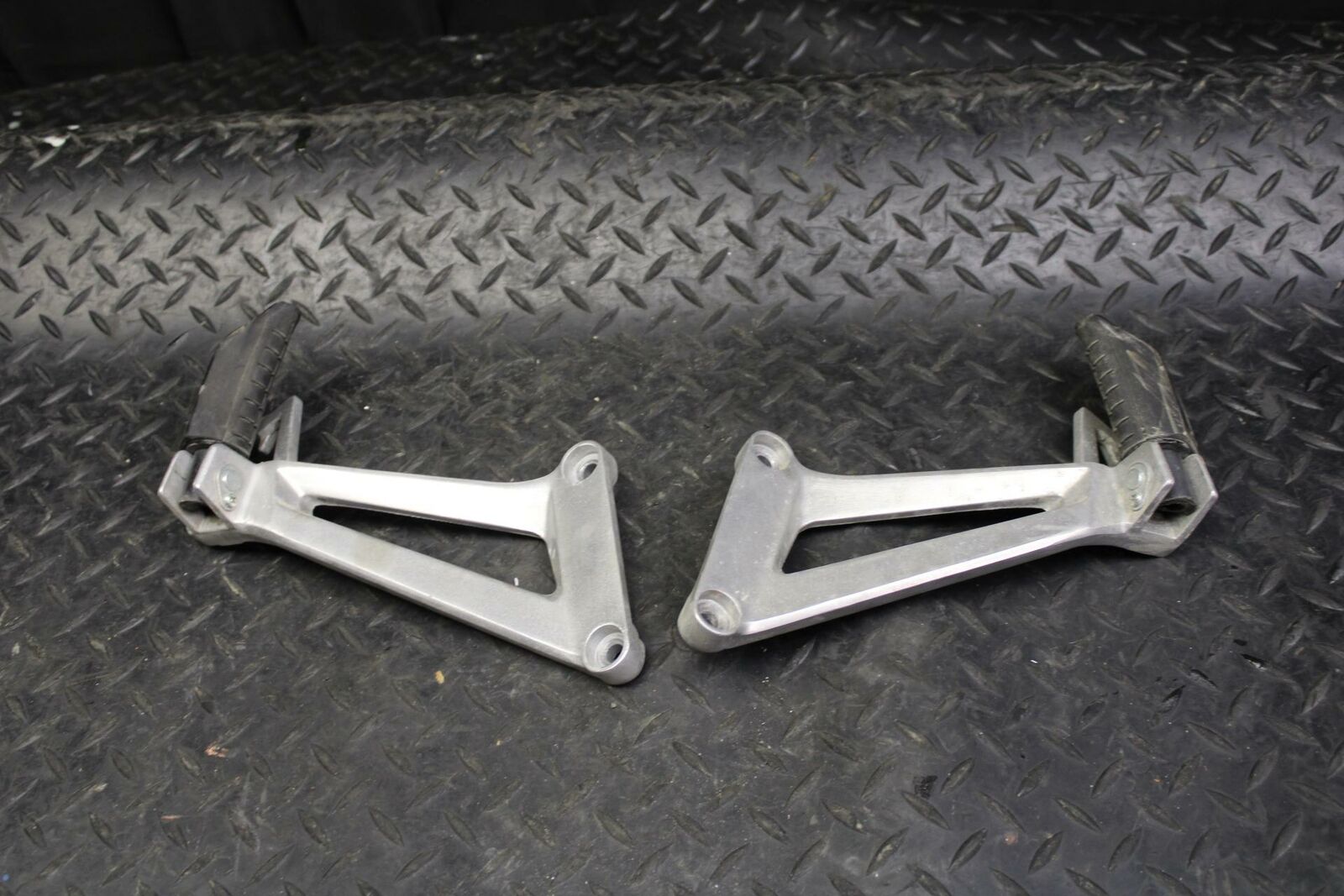 08 HONDA CBR125R REAR BACK PASSENGER PEG SET PAIR BB180
