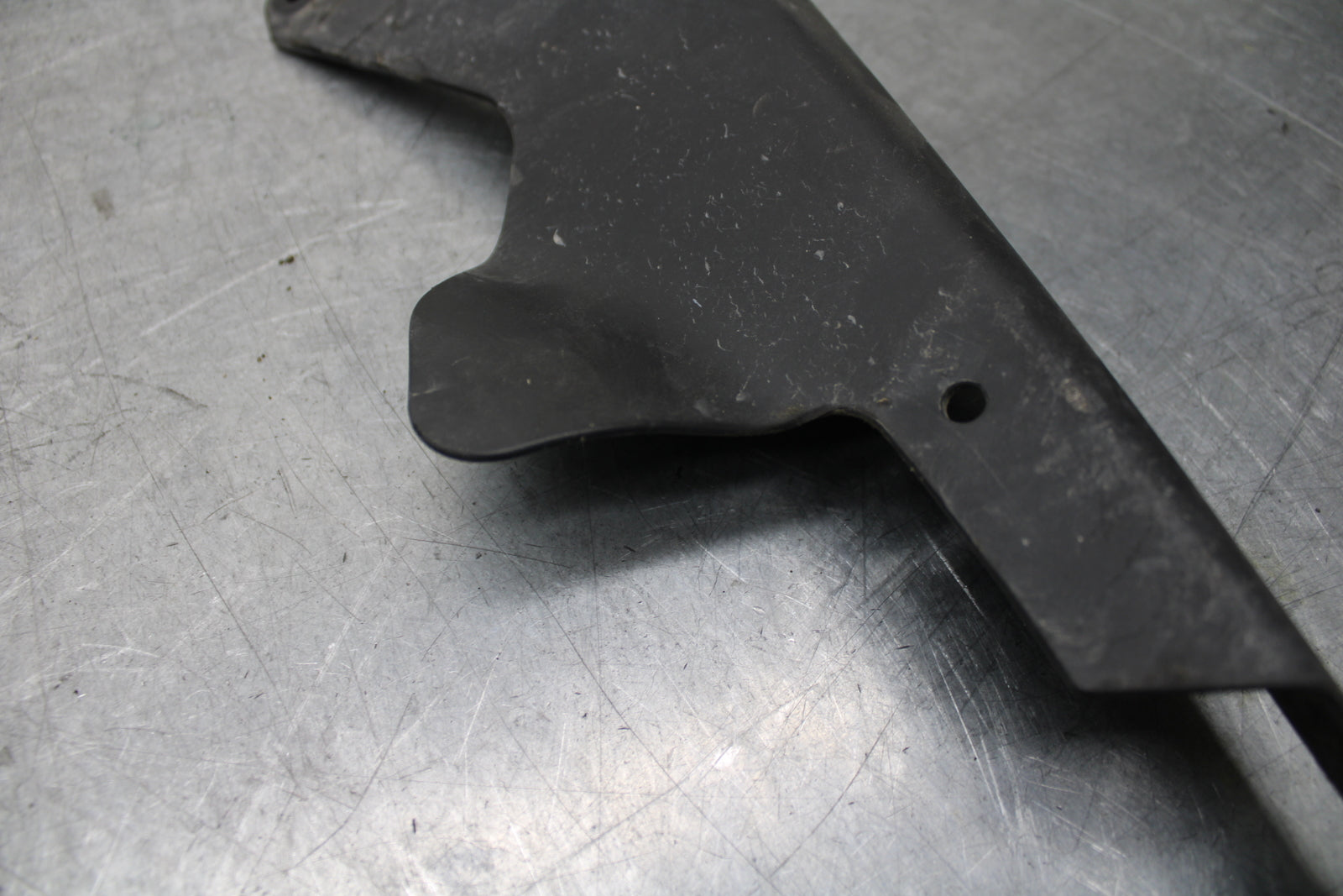 16 KAWASAKI NINJA ZX10R REAR BACK DRIVE CHAIN GUARD SHIELD 36014-0062  BB650