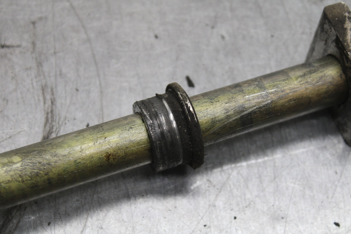 03-04 TRIUMPH DAYTONA 600 REAR AXLE BACK WHEEL RIM PIVOT BOLT AXEL BB745