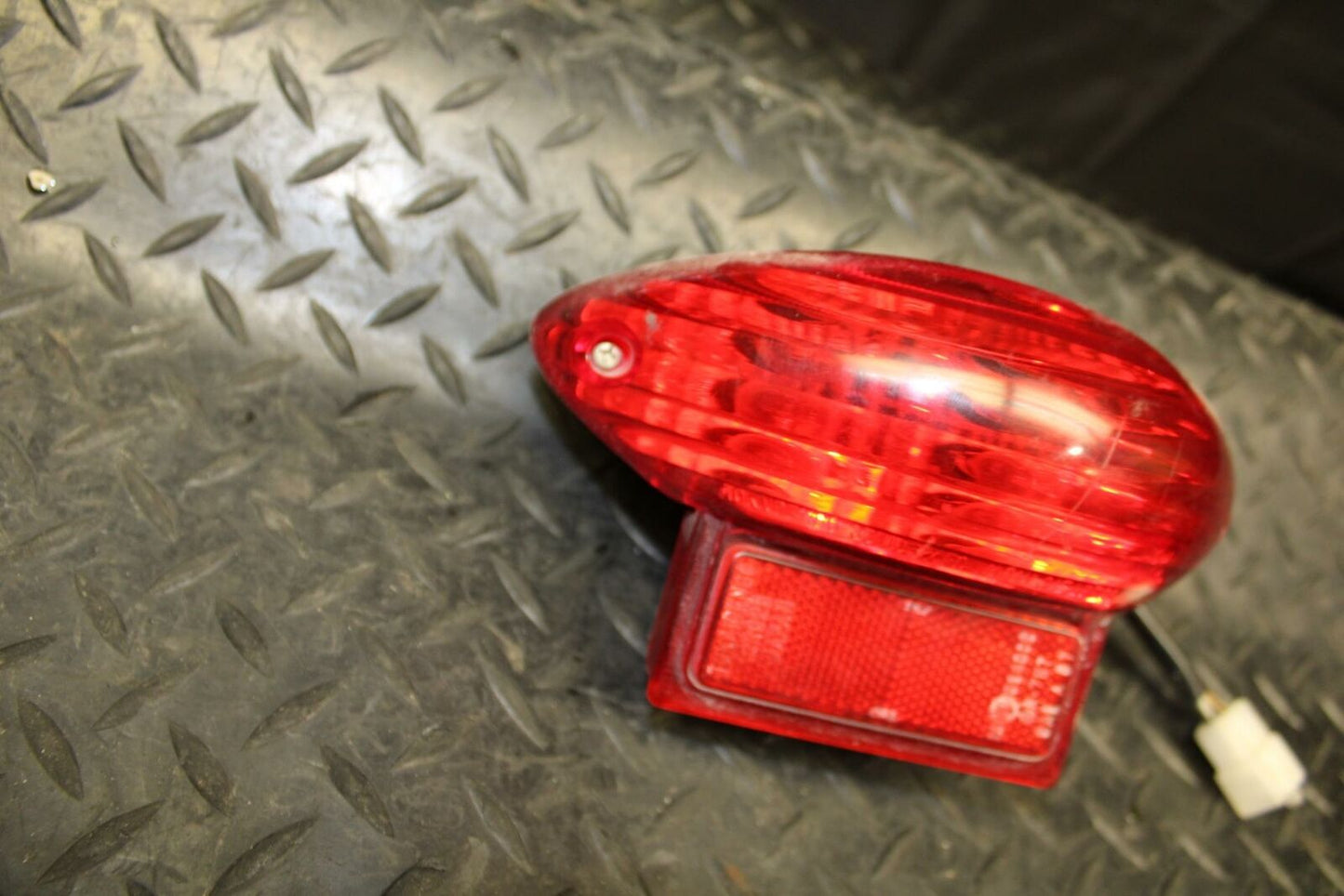 05-06 SUZUKI KATANA 750 GSX750F REAR TAIL TAILLIGHT BACK BRAKE LIGHT bb166