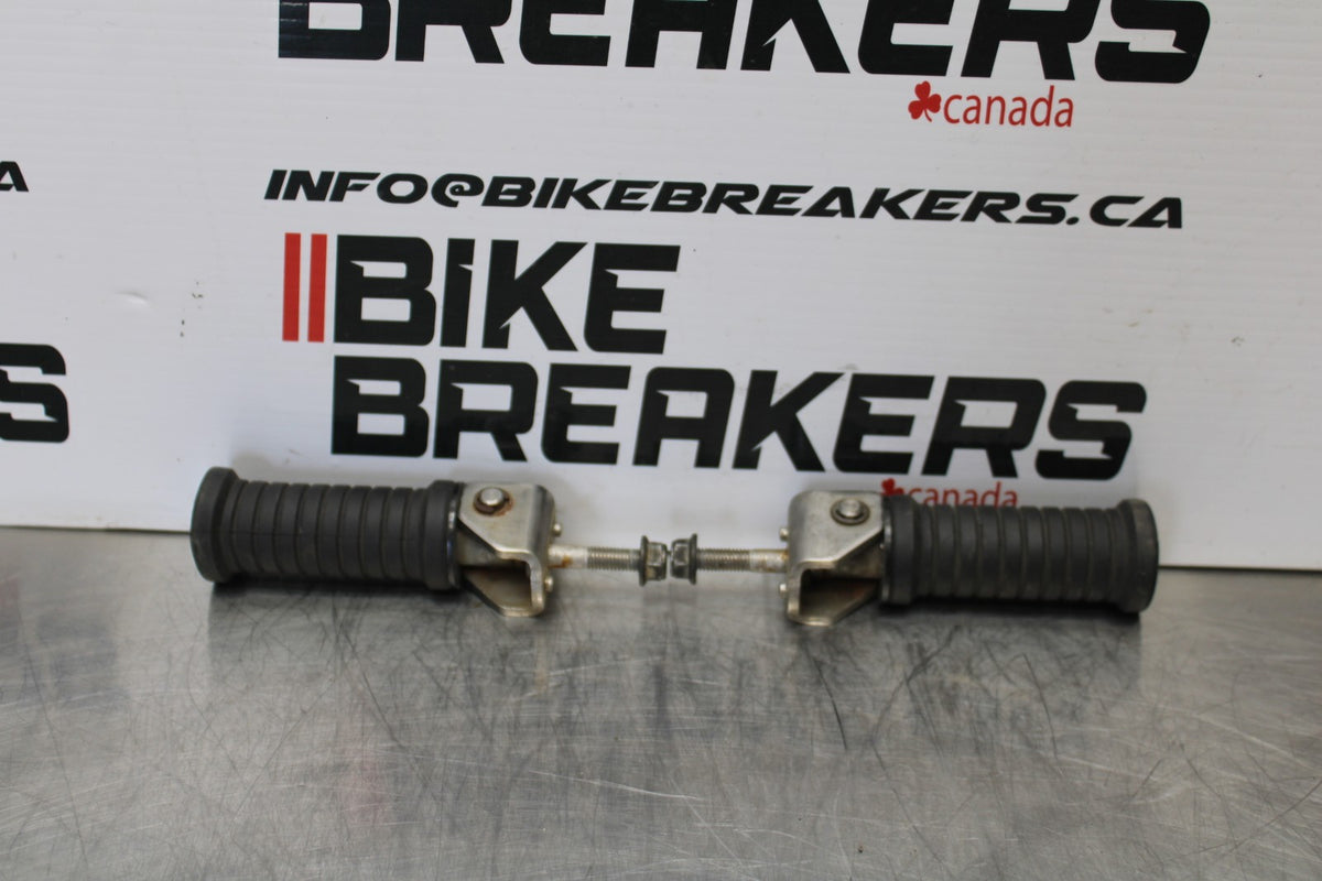 05 TRIUMPH ROCKET III REAR PASSENGER FOOT STEP PEG BB186