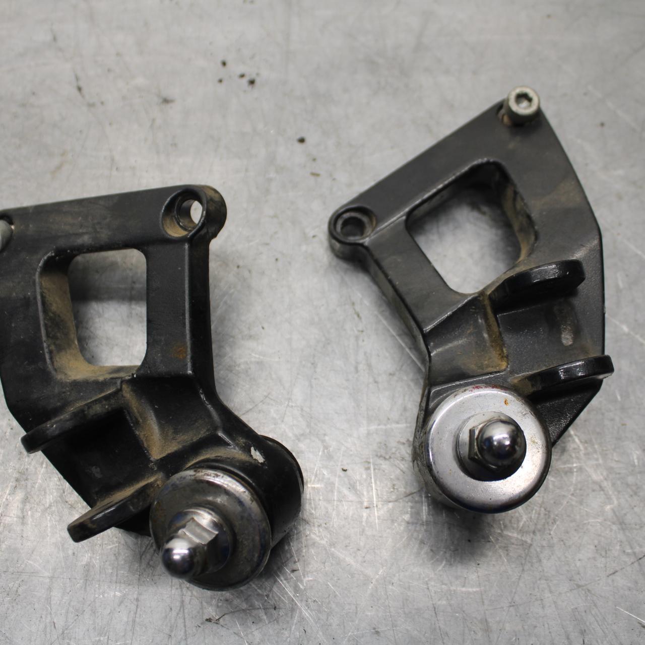 00-01 KAWASAKI ZZR600 REAR BACK PASSENGER PEG BRACKET SET PAIR BB31