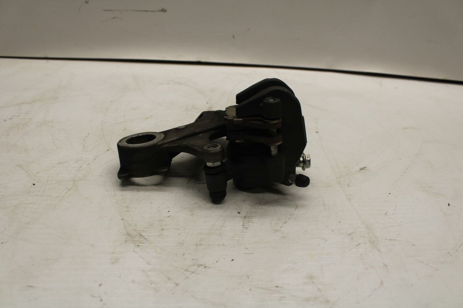 11-21 SUZUKI GSXR600 REAR  BRAKE CALIPER W MOUNT BRACKET 69100-47H10-999 BB260