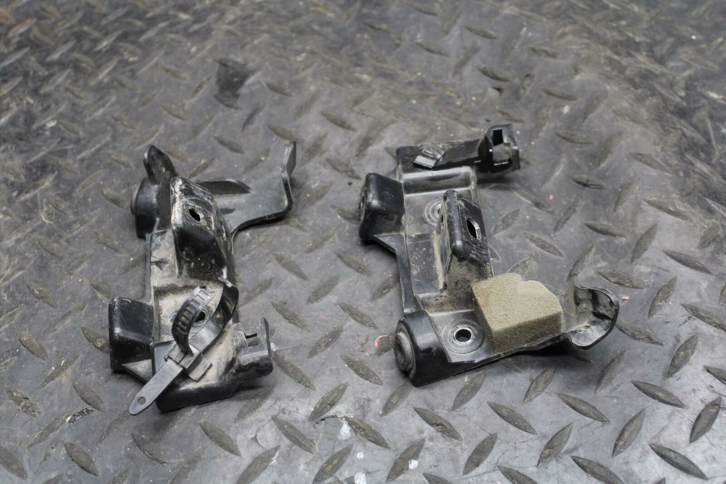 08-16 YAMAHA YZF R6 FAIRING MOUNTING SUPPORT BRACKET MOUNT BB209