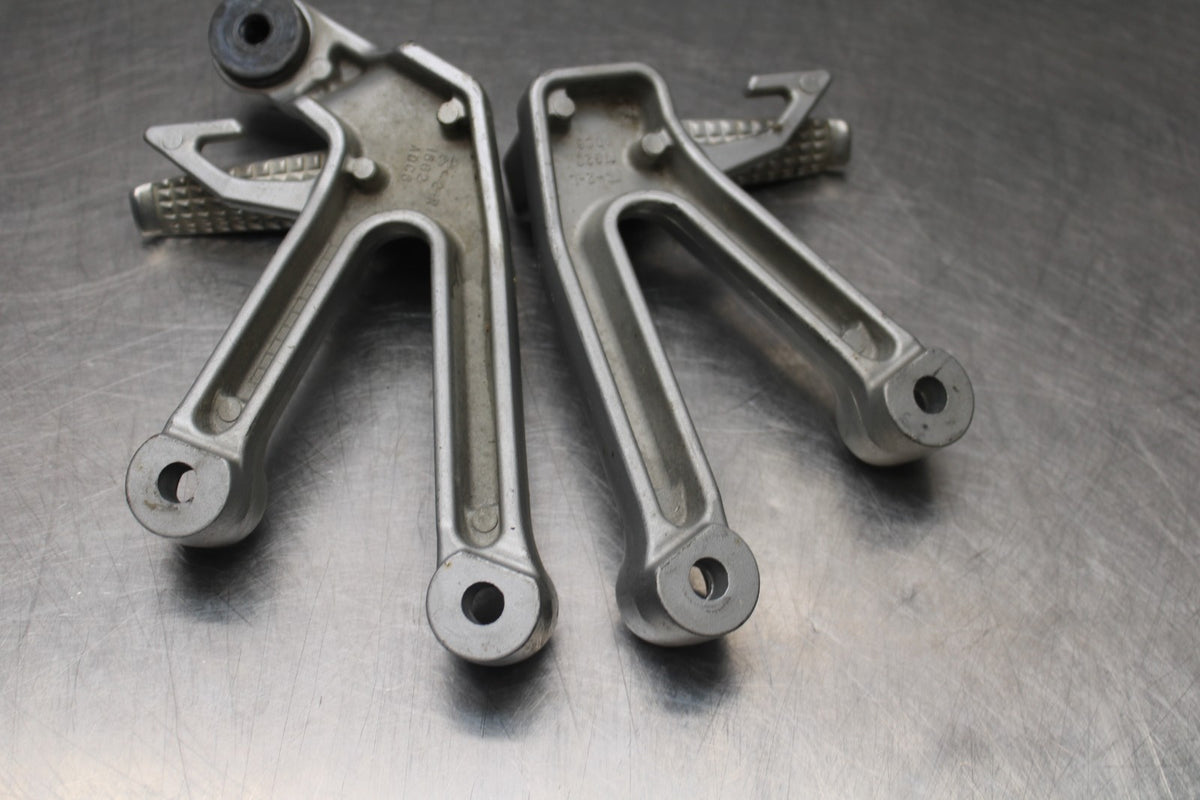08 SUZUKI SV650 REAR BACK PASSENGER PEG SET PAIR BB846