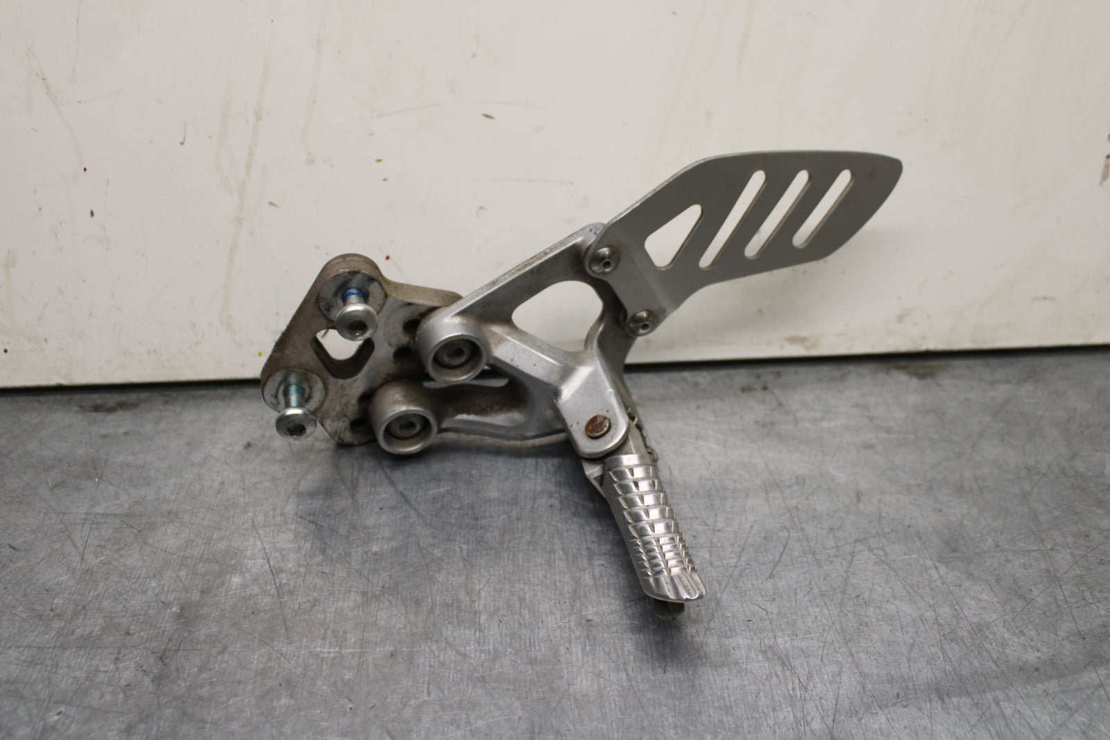 08-10 SUZUKI GSXR 600 LEFT REARSET REAR SET DRIVER FOOT PEG REST STOP BB753