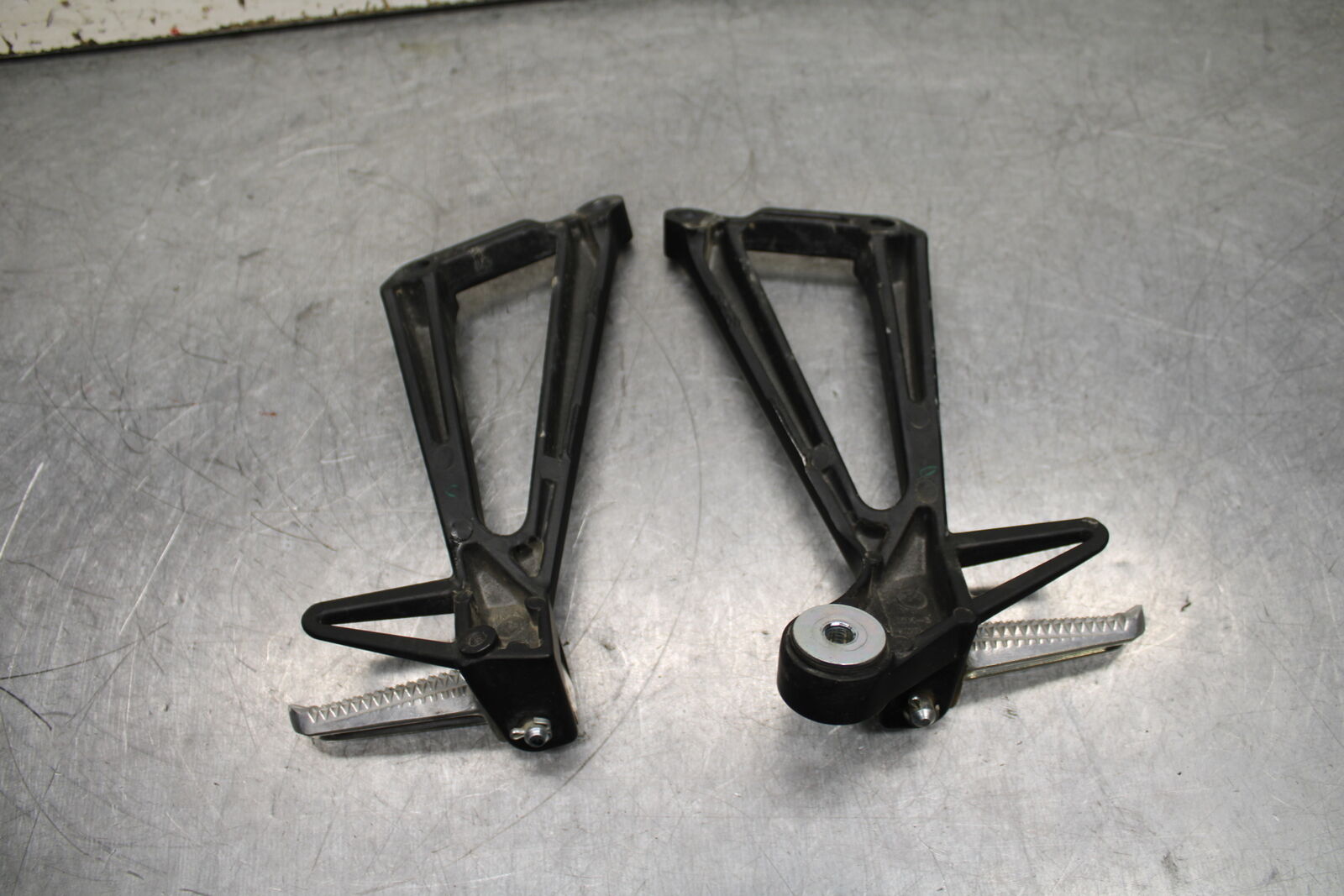 19-24 YAMAHA R3 REAR BACK PASSENGER PEG SET PAIR BB736
