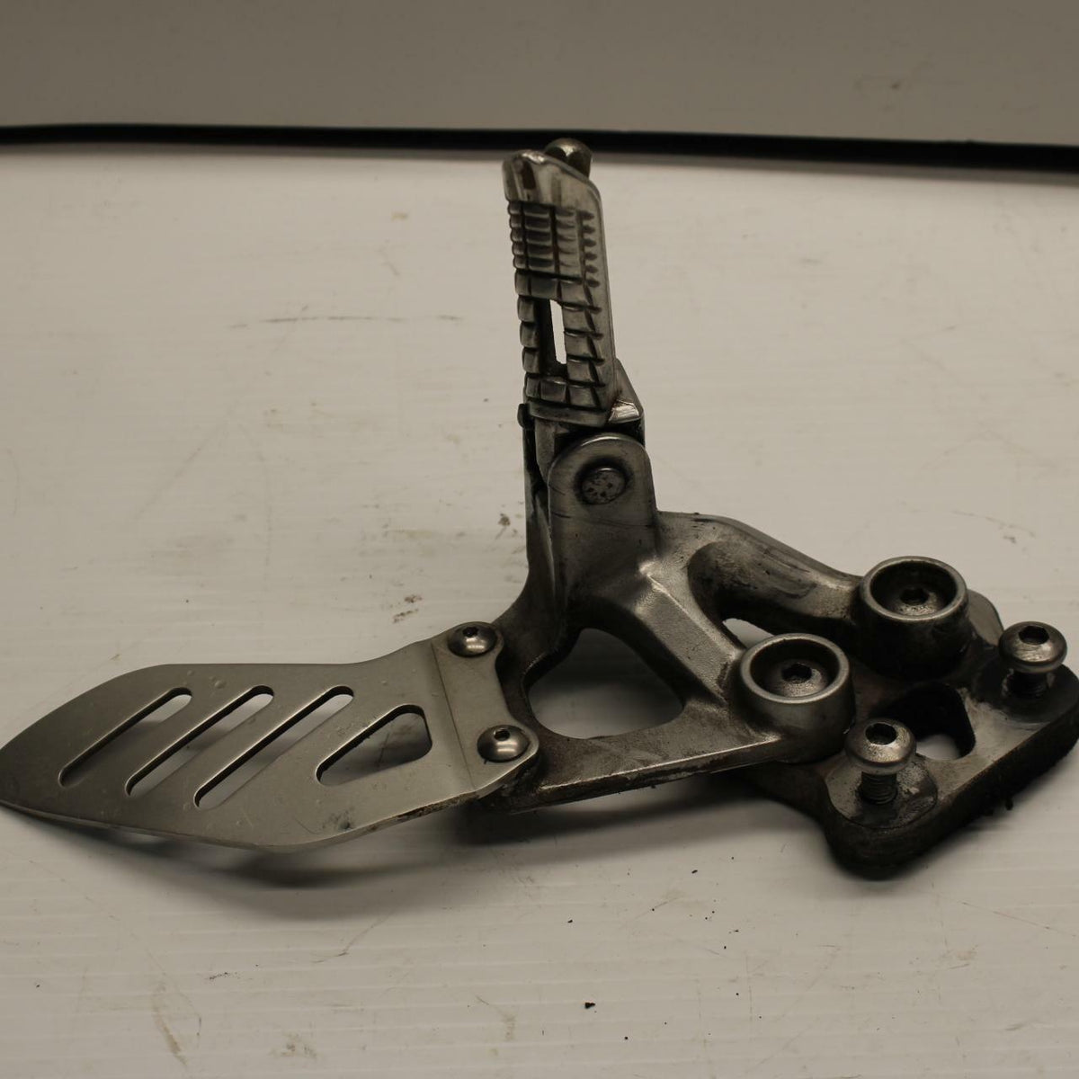 06-07 SUZUKI GSXR600 LEFT REARSET REAR SET DRIVER FOOT PEG REST STOP BB243