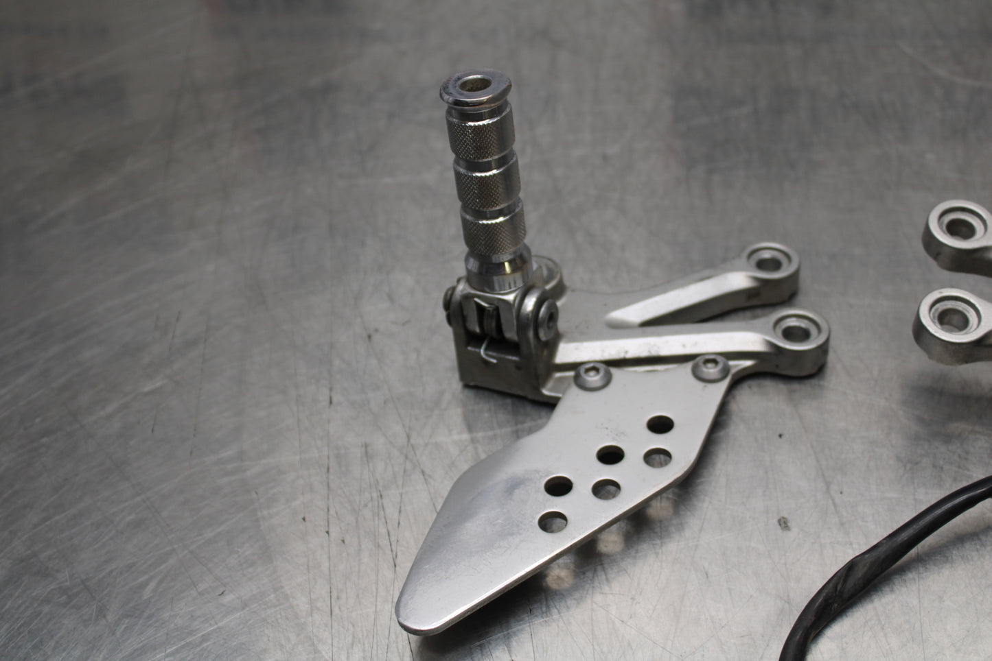 04-05 KAWASAKI NINJA ZX10R RIGHT LEFT REARSETS REAR SET DRIVER FOOT PEGS  BB163