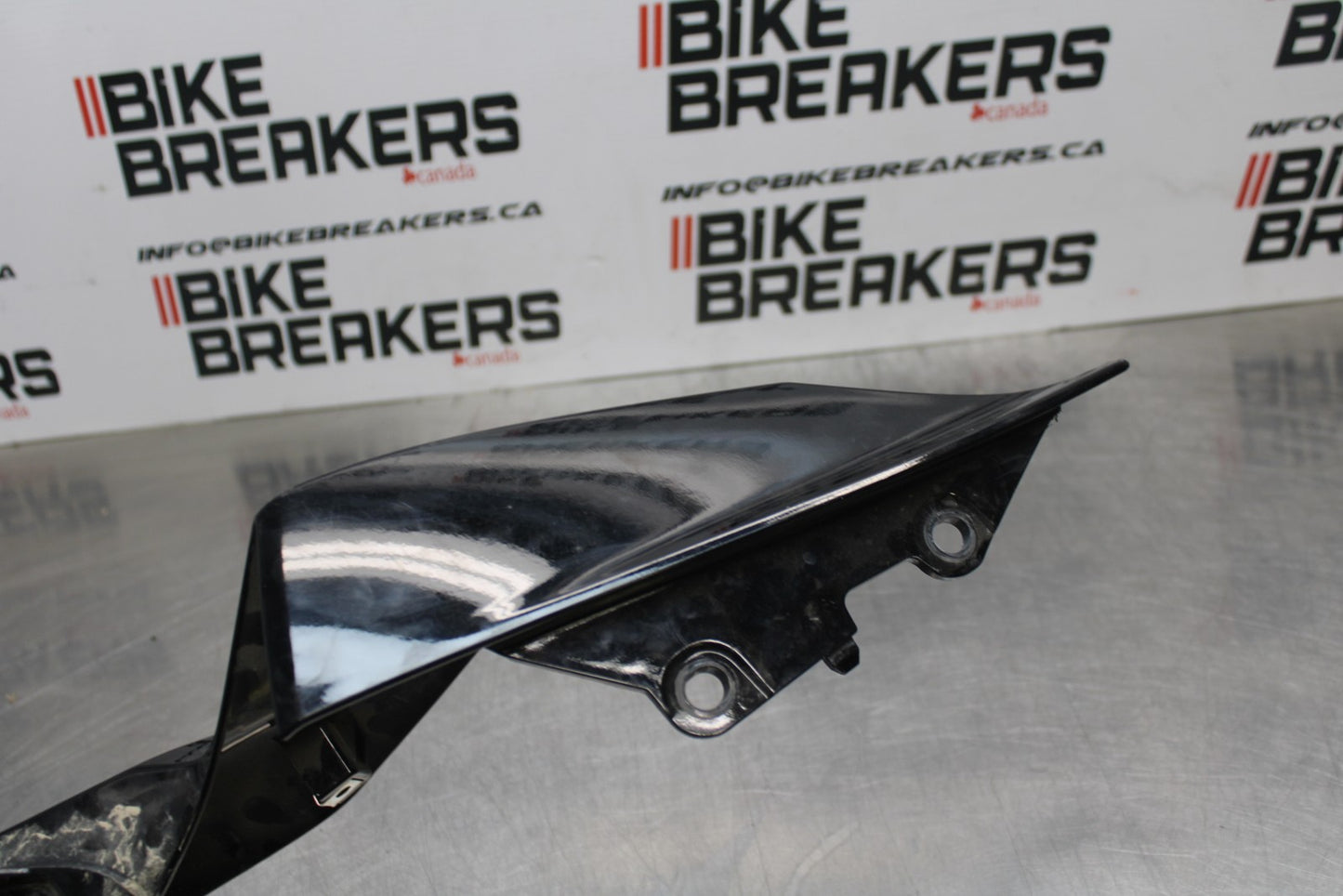 22-25 YAMAHA YZF R7 RIGHT REAR BACK TAIL FAIRING COWL SHROUD BB769