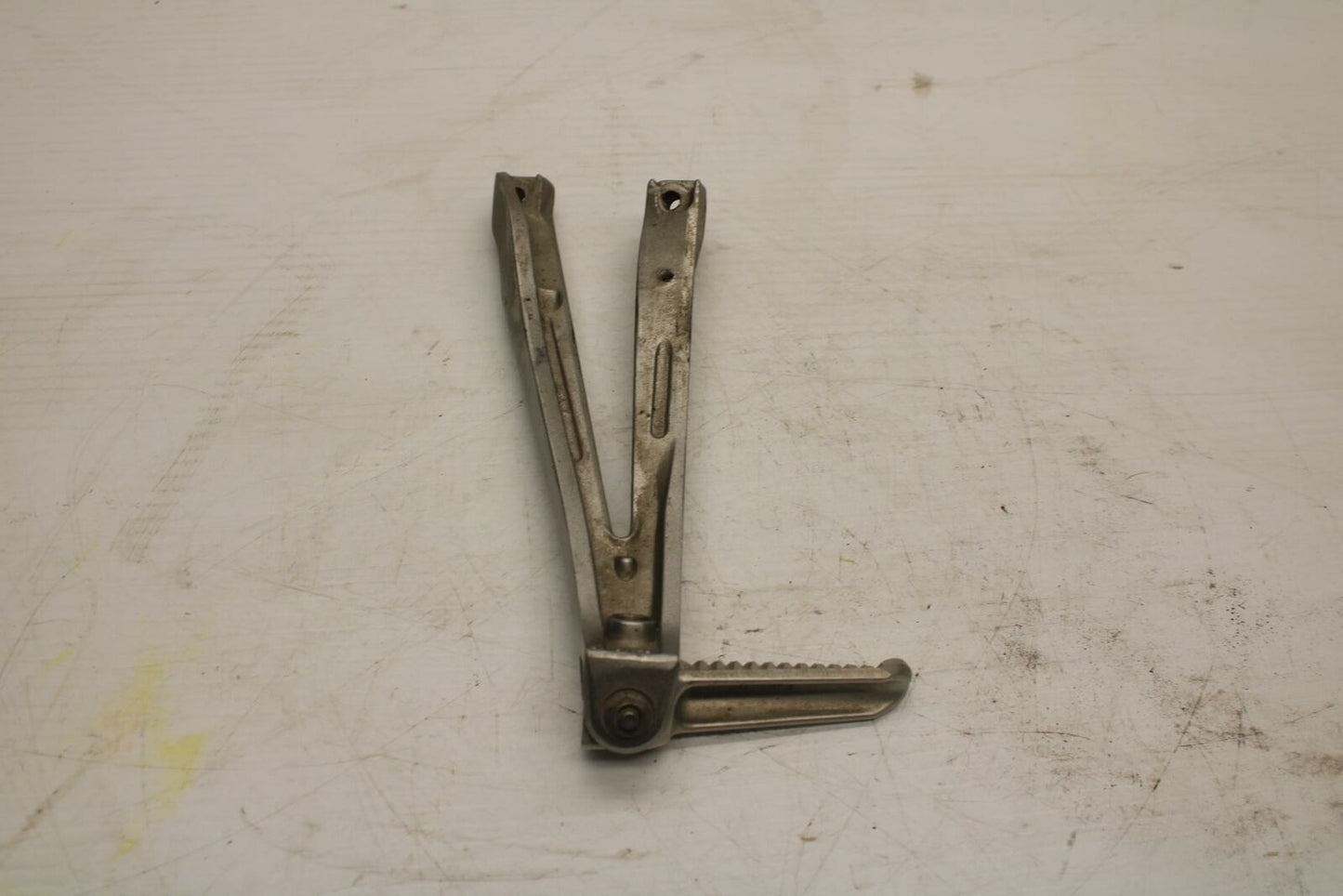 06 YAMAHA YZF R1 RIGHT REAR BACK PASSENGER PEG  BB282