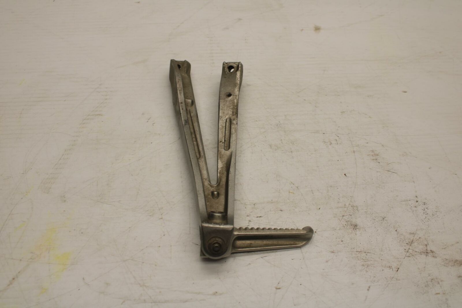 06 YAMAHA YZF R1 RIGHT REAR BACK PASSENGER PEG  BB282