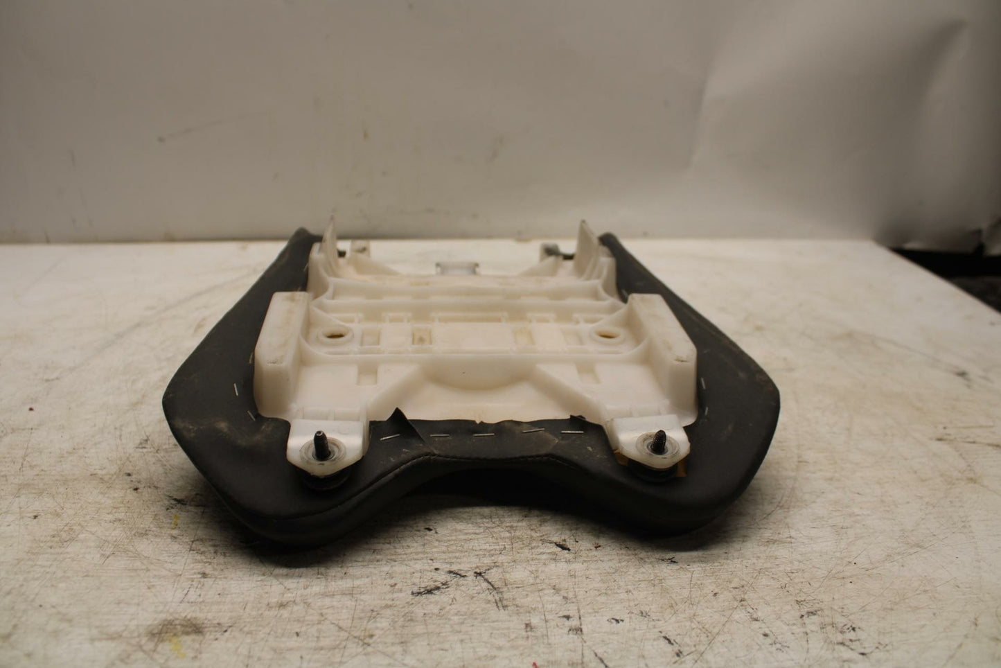 08 YAMAHA YZF R6 2c0 FRONT DRIVERS SEAT PAD SADDLE PILLION BB365