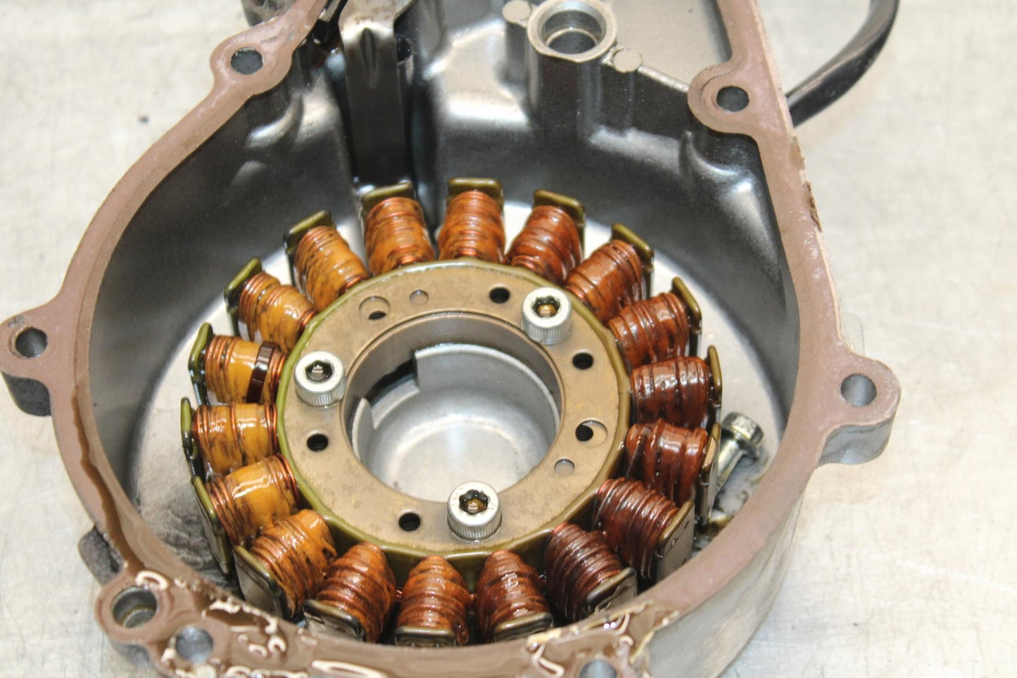 00-01 KAWASAKI ZZR600 STATOR MAGNETO ALTERNATOR GENERATOR COVER BB568