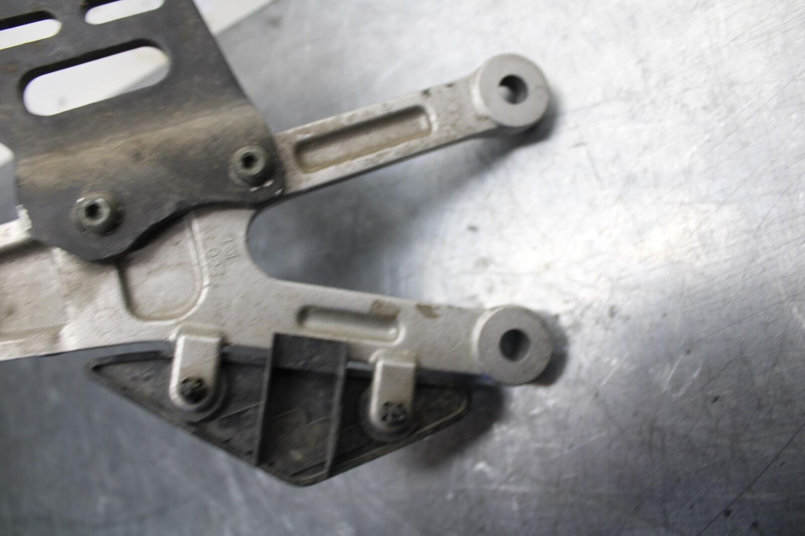 07 YAMAHA YZF R6 2c0 LEFT REARSET REAR SET DRIVER FOOT PEG BRACKET MOUNT