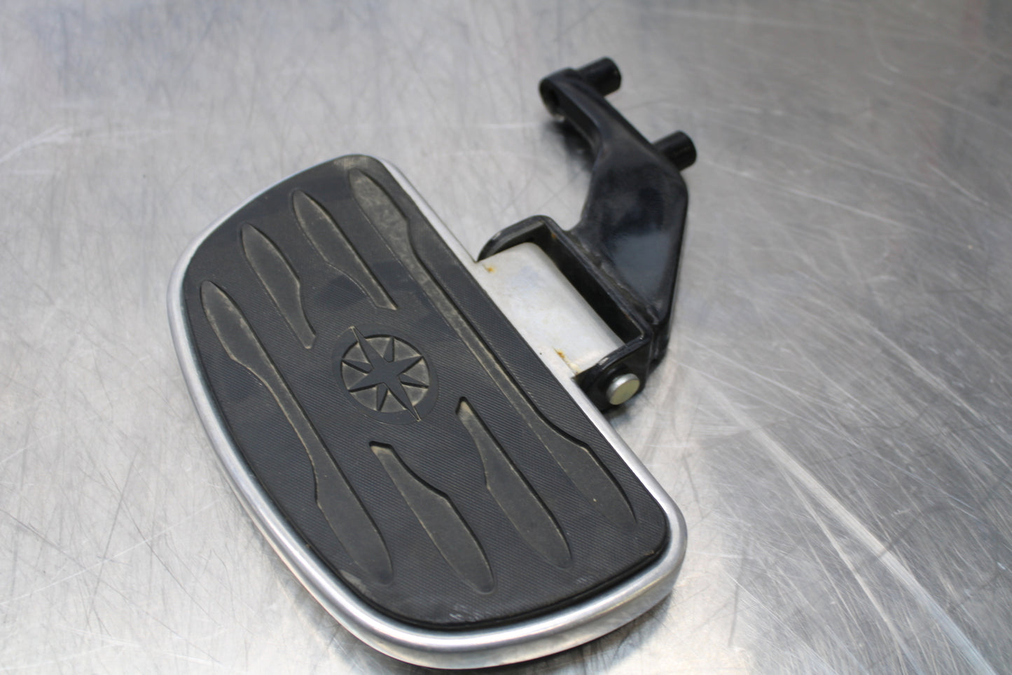 09 YAMAHA ROYAL STAR XVZ1300TF VENTURE REAR PASSENGER FOOT STEP PEG SET BB151
